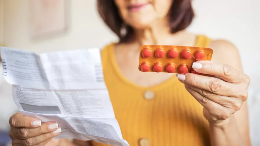remedio medicamento bula mulher idosa lendo bula de medicamento